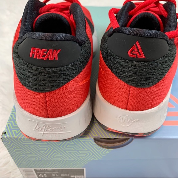 Nike Kids' Grade School Freak 4 Basketball Shoes University Red / Bright Crimson - Picture 9 of 9